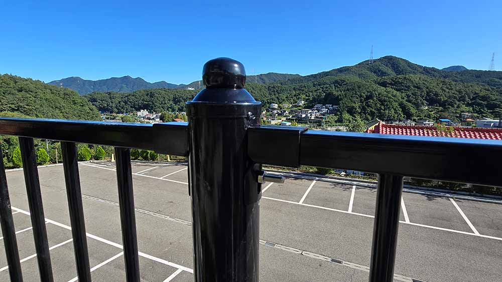 Fence 전망 좋은 카페, 안전까지 갖추다 - 경기도 동두천 테라스 블랙 펜스 시공 - 수연상재